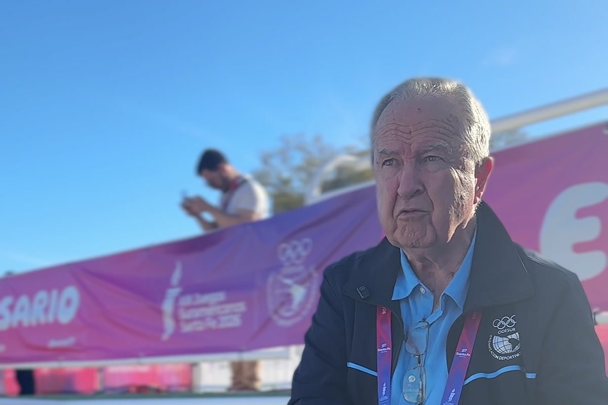 Miguel Ángel Mujica en una tribuna de Rosario durante los Juegos Suramericanos Santa Fe 2026
